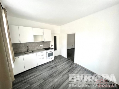 kuchyn s deformace, dez, devn podlaha, a backsplash