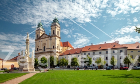 Valtice_nmst_celek_s_kostelem_1.jpg