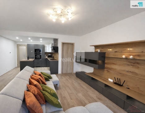 ob�vac� pokoj s kuchy�sk�m koutem