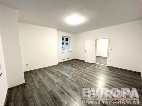 pr�zdn� m�stnost s p�irozen� sv�tlo a d�ev�n� podlaha