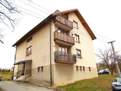 V�cepatrov� bytov� d�m s d�ev�n�mi balkonky, rekonstruovan� exteri�r, klidn� lokalita, parkovac� mo�nosti v okol�, vhodn� pro rodiny.