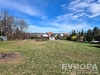 Pr�zdn� stavebn� parcela, ide�ln� pro rodinn� d�m, s rovinat�m ter�nem a kr�sn�mi v�hledy, v klidn� lokalit� na okraji m�sta.