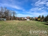 Zahrada s rovinat�m ter�nem, obklopen� zelen� a stromy, nab�z� klidnou lokalitu. Vhodn� pro v�stavbu rodinn�ho domu, slunn� m�sto.