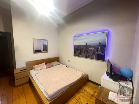 Prostorn� lo�nice s d�ev�nou podlahou a modern�m osv�tlen�m, vybaven� vestav�nou sk��n� a velkou postel�, nab�z� komfort a styl.