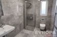 Modern� koupelna s mramorovou dla�bou, prostorn�m sprchov�m koutem a �zk�m oknem, kter� nab�z� luxusn� a elegantn� design