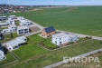 Rodinn� d�m na venkov� s modern� architekturou a velkou zahradou, v klidn� lokalit� na okraji m�sta, ide�ln� pro rodinn� bydlen�.