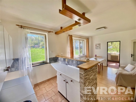 Kuchy� s j�delnou