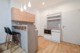 Modern� kuchy� s d�ev�nou podlahou, vestav�n� sk��n�, sv�tl� �prava a modern� osv�tlen�, elegantn� design a funk�n� uspo��d�n�.