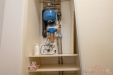 �lo�n� prostor s reg�ly a modern�m vodn�m filtrem, sv�tl� zdi, �ist� a udr�ovan� stav