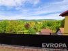 V�hled z balkonu na zelenou krajinu, dla�ba na podlaze, venkovn� prostor s kr�sn�m v�hledem, ide�ln� pro relaxaci.