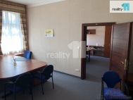 Pron�jem kancel���, Karlovy Vary, Dvory