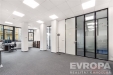 Kancel��sk� prostor s modern� v�zdobou, sklen�n� p���ky, kvalitn� koberce, velk� okna poskytuj�c� dostatek p�irozen�ho sv�tla.