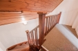 Schodi�t� s d�ev�n�m z�bradl�m, vedouc� na p�du s d�ev�n�m podhledem. Celkov� prostor je sv�tl� a nab�z� �tuln� rustik�ln� styl.