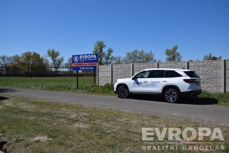 Pozemek na prodej, rozlehl� zelen� plocha, mo�nost v�stavby, klidn� lokalita, dobr� dostupnost, ide�ln� investi�n� p��le�itost.