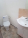 Mal� koupelna s dla�bou, sv�tl�mi obklady a modern� sanit�rn� keramikou, nab�z� praktick� uspo��d�n� pro ka�dodenn� pou�it�.