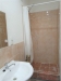 Koupelna se sprchov�m koutem, b�ov� dla�by, jednoduch� design. Vhodn� pro rekonstrukci nebo modernizaci, sv�tl� v�malba pro optick� zv�t�en� prostoru.