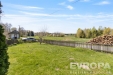 Zahrada s d�ev�n�m plotem nab�z� v�hled na okoln� krajinu, ide�ln� pro rekrea�n� vyu�it�. Klidn� lokalita s venkovsk�m charakterem.