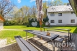 Prostorn� zahrada s terasou a d�ev�n�m posezen�m, obklopen� zelen�, ide�ln� pro relaxaci. Venkovn� plocha s kvalitn� dla�bou a udr�ovan�m tr�vn�kem.