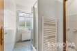 Koupelna s dla�bou a sprchov�m koutem, vybaven� modern�m topn�m �eb��kem a velk�m oknem pro dostatek denn�ho sv�tla