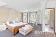 Prostorn� lo�nice s d�ev�nou postel�, velk� okna, koberec, sv�tl� interi�r, v�hled do zahrady, vedlej�� koupelna s dla�bou