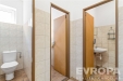 Ve�ejn� toalety s dla�bou, samostatn�mi kabinkami a umyvadlem, vhodn� pro komer�n� prostor, �ist� a udr�ovan� interi�r.