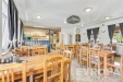 J�delna s d�ev�n�mi stoly a �idlemi, dla�ba na podlaze, sv�tl� interi�r, velk� okna, vhodn� pro komer�n� vyu�it�, dob�e osv�tlen� prostor.