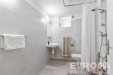 Prostorn� koupelna s dla�bou, sv�tl� obklady, sprchov� kout a topen� na ru�n�ky, jednoduch� modern� design