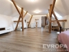 Podkrovn� pokoj s d�ev�n�mi tr�my, sv�tl� interi�r, modern� vinylov� podlaha, prostorn� a �tuln� styl, ide�ln� pro rodinu.