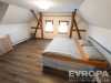 Prostorn� lo�nice s d�ev�nou podlahou, velk� okna poskytuj� dostatek sv�tla, modern� n�bytek dopl�uje p��jemn� atmosf�rick� vzhled.