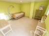 Prostorn� lo�nice s d�ev�nou podlahou, sv�tl� v�malba, velk� okno, n�bytek v minimalistick�m stylu, vhodn� pro rekonstruovan� interi�r.