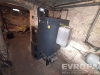 Sklepn� prostor s kotlem, betonov� podlaha, vystav�n� z cihel, vhodn� pro rekonstrukci, nab�z� �lo�n� prostor a praktick� vyu�it� topen�.
