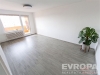 Prostorn� ob�vac� pokoj s modern� plovouc� podlahou, velk� okna zaji��uj� dostatek sv�tla, pokoj je sv�tl� a p�ipraven� k nast�hov�n�
