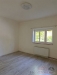 Sv�tl� lo�nice s modern� lamin�tovou podlahou, velk�mi okny a neutr�ln�mi barvami, ide�ln� pro �tuln� bydlen�.