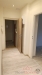 Vstupn� hala s parketovou podlahou, sv�tl� v�malba a modern� dve�e, ide�ln� prostor pro vestav�n� sk��n� a optimalizaci �lo�n�ho prostoru.