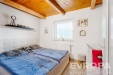 Prostorn� lo�nice s d�ev�n�m stropem, parketovou podlahou a velk�mi okny. Modern� interi�r nab�z� vestav�n� sk��n� a pohodln� uspo��d�n�.