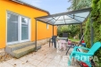 Zahradn� terasa s dla�bou, modern� pergolou a pohodln�m venkovn�m posezen�m. Vhodn� pro relaxaci a zahradn� slavnosti.