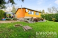 Rodinn� d�m s barevnou fas�dou, upraven� zahrada, velk� plastov� okna, modern� st�echa, klidn� lokalita pro bydlen�.