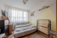 Sv�tl� lo�nice s parketovou podlahou m� velk� okna, ide�ln� pro �tuln� bydlen�.