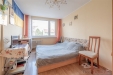 �tuln� lo�nice s parketovou podlahou nab�z� p�irozen� sv�tlo a p��jemnou atmosf�ru.