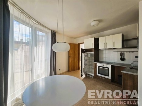 Modern� kuchy� s parketovou podlahou, vestav�n�mi sk��n�mi a velk�mi okny. Sv�tl� prostor ide�ln� pro rodinn� va�en�.
