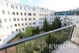Balk�n s v�hledem na vnitroblok s udr�ovanou zelen�, modern� z�bradl�, klidn� lokalita, vhodn� pro relaxaci.