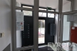 Vstupn� prostor bytov�ho domu s modern�mi sklen�n�mi dve�mi, po�tovn�mi schr�nkami a dla�bou, sv�tl� interi�r pro pohodln� vstup.