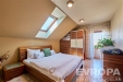 Sv�tl� lo�nice s d�ev�nou podlahou, vestav�n� sk��n�, st�e�n� okno, modern� design, prostorn� interi�r.