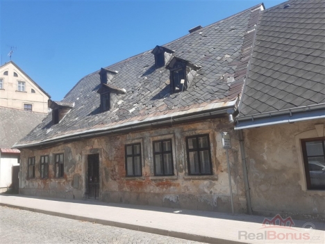P�esto�e je tato nemovitost k celkob� rekonstrukci, jej� historie a charakter nab�z� unik�tn� p��le�itost pro renovaci.