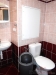 Mal� koupelna, kombinace sv�tl�ch a tmav�ch keramick�ch dla�dic, modern� toaleta a umyvadlo, vhodn� pro praktick� vyu�it� prostoru.