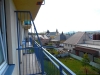 Balkon s dla�bou a modr�m z�bradl�m, v�hled na st�echy a kostel, ide�ln� pro rekonstrukci s mo�nost� vytvo�en� venkovn�ho posezen�.
