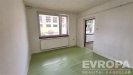�tuln� lo�nice s velk�mi okny, parketovou podlahou a b�l�mi st�nami vhodn� k rekonstrukci.