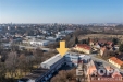 Pr�myslov� budova s modern� fas�dou, nach�z� se v m�stsk� z�stavb�, vhodn� pro komer�n� ��ely, s mo�nost� parkov�n� ve dvo�e.