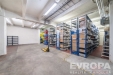 Prostor v suter�nu s betonovou podlahou, reg�lov�mi syst�my pro skladov�n�, pr�myslov� osv�tlen�. Vhodn� jako sklad nebo d�lna.