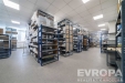 Prostorn� skladov� prostor, betonov� podlaha, stropn� osv�tlen�, kovov� reg�ly, ide�ln� pro skladov�n�, dobr� technick� stav.